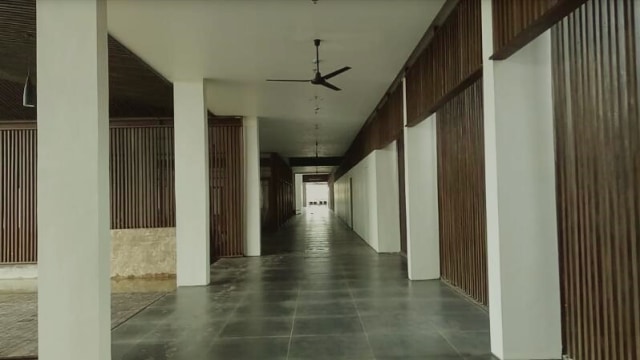 Lorong di Bandara Banyuwangi yang baru (Foto: Deanda Dewindaru/kumparan)