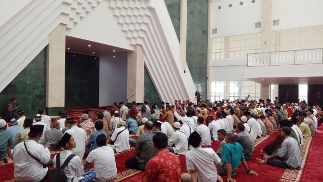 Jemaah di Masjid Raya Jakarta. (Foto: Kevin Kurnianto/kumparan)