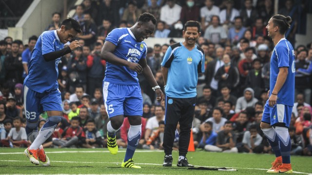 Para pemain Persib di sesi latihan. (Foto: Novrian Arbi/ANTARA)