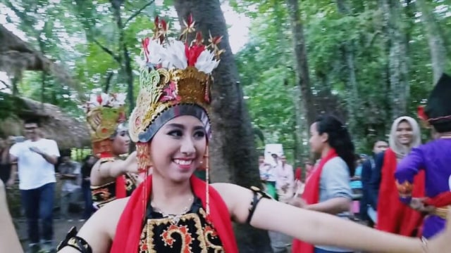 Putri, sang penari Tari Gandrung Banyuwangi (Foto: Deanda Dewindaru/kumparan)