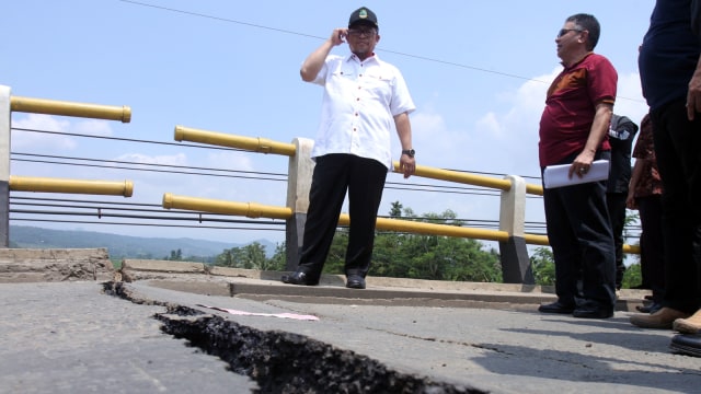 Kunjungan Aher ke Jembatan Cipamingkis, Bogor. (Foto: Antara/Yulius Satria Wijaya)