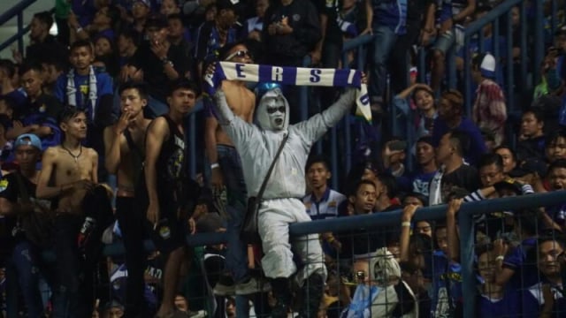 Ada bobotoh pocong di laga Persib vs Arema Foto: Aditia Noviansyah/kumparan