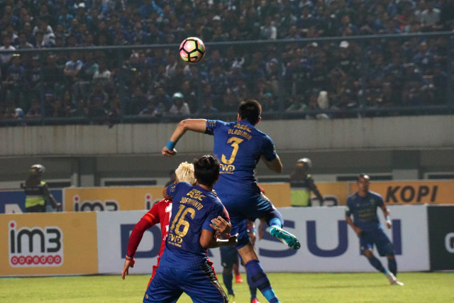 Pertandingan sengit Persib vs Arema. Foto: Aditia Noviansyah/kumparan