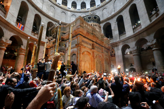 Suasana perayaan Api Suci di Gereja Holy Sepulchre (Foto: REUTERS/Amir Cohen )