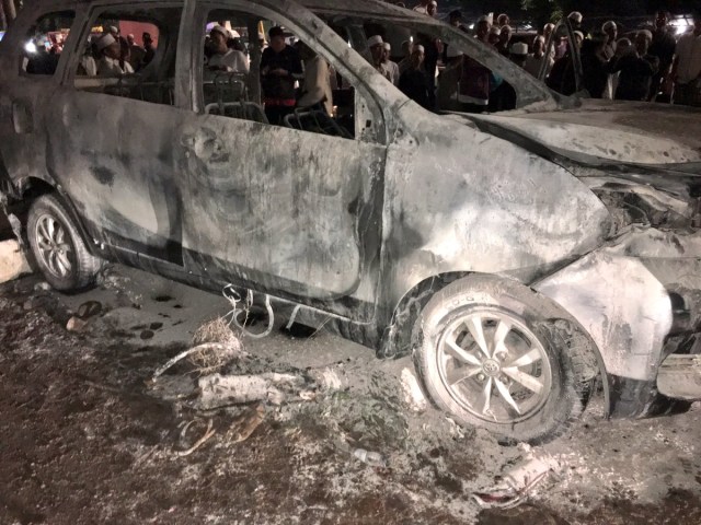 Mobil yang terbakar. (Foto: Twitter: @TMCPoldaMetro)