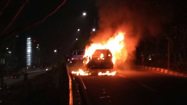 Mobil Terbakar di Cawang (Foto: Dok. Istimewa)