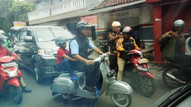 Anies Baswedan naik vespa bersama anak bungsunya. (Foto: Wandha Hidayat/kumparan)