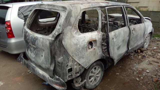 Rangka Mobil Terbakar di Cawang (Foto: Anggi Dwiky/kumparan)