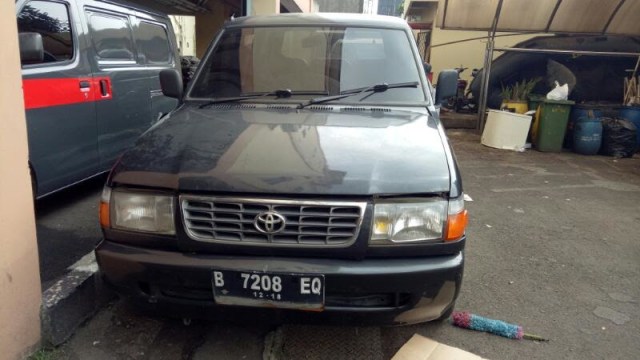 Mobil lain di TKP terbakarnya avanza di Cawang. (Foto: Anggi Dwiky/kumparan)