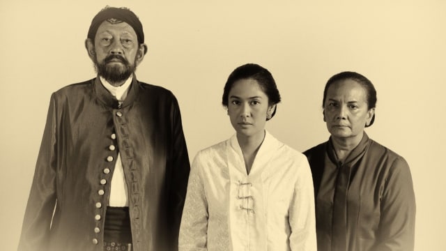 Kartini Bersama Kedua Orang Tuanya (Foto: Legacy Pictures)