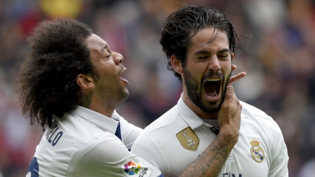 Isco (kanan) makin menterang saja. (Foto: Reuters/Eloy Alonso)