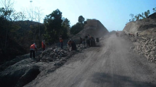 Jalan perbatasan NTT-Timor Leste (Foto: Facebook Revolusi Mental)