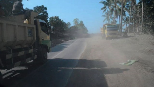 Jalan perbatasan NTT-Timor Leste (Foto: Facebook Revolusi Mental)
