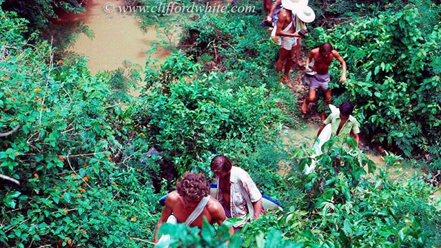 Perjuangan mencapai Uluwat tahun 1977 (Foto: Dok. Pribadi Clifford White)
