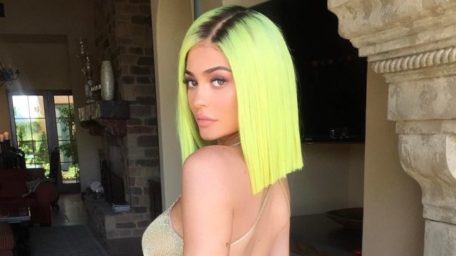 Kylie Jenner dan rambut kuningnya. (Foto: Instagram @kyliejenner)