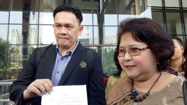 Pengacara Elza Syarief didampingi Farhat Abbas. (Foto: Wahyuni Sahara/kumparan)