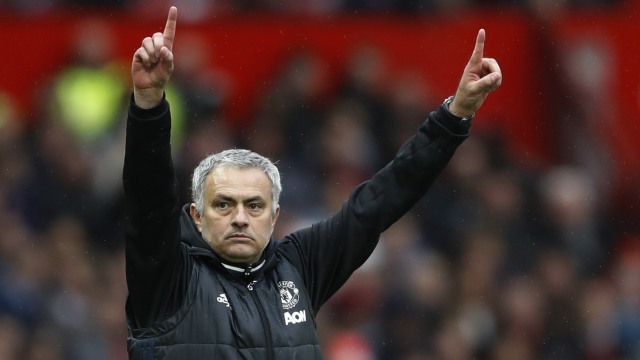Mourinho pada laga melawan Chelsea. (Foto: Carl Recine/Reuters)