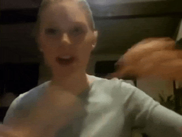 Menggunakan siwak. (Foto: Acrabyte Ads/Youtube)