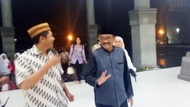 Djarot dan istri di Masjid KH Hasyim Asyari. (Foto: Akbar Ramadhan/kumparan)