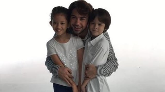 Reza Rahadian dan 2 keponakannya (Foto: Dok. Falcon Pictures)