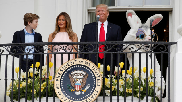 Barron, Melania, dan Donald Trump. (Foto: Reuters/Joshua Roberts)