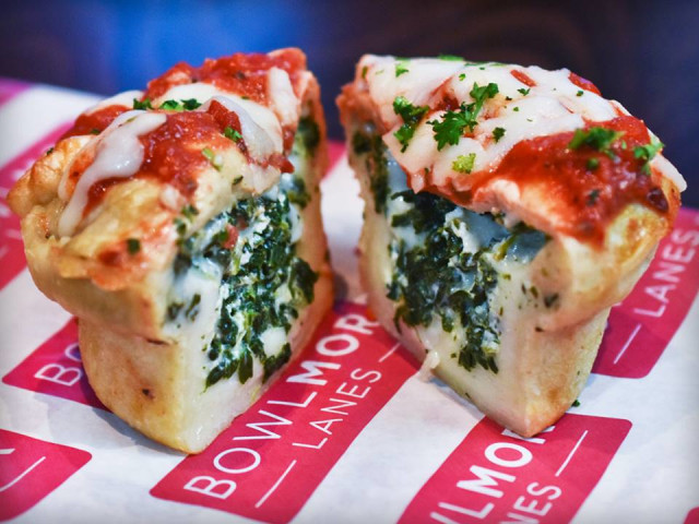 Cupcake pizza dengan isian bayam dan keju ricotta (Foto: Facebook Bowlmor Lanes)