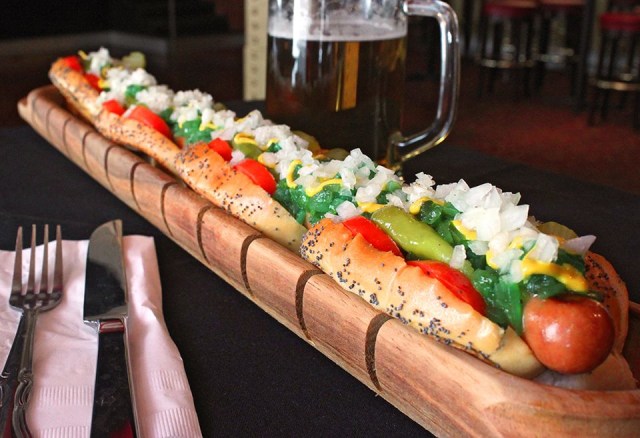 Hotdog panjang di Bowlmor Lanes (Foto: Facebook Bowlmor Lanes)