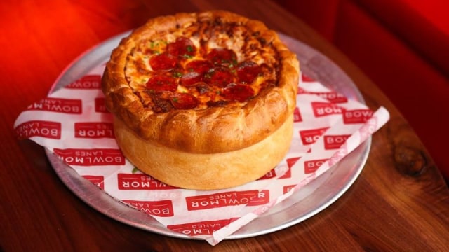 Kue pizza di Bowlmor Lanes, New York (Foto: Facebook Bowlmor Lanes)