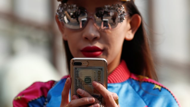 Ilustrasi Bermain Smartphone (Foto: REUTERS/Aly Song)