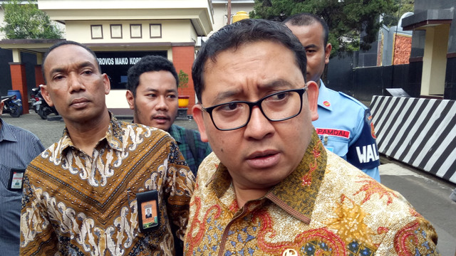 Fadli Zon jenguk Al Khathath di Mako Brimob. (Foto: Aprilandika Pratama/kumparan)