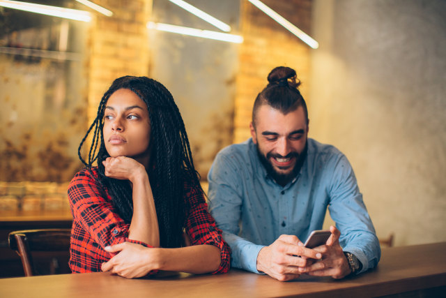 Dia Masih Mengecek Sosial Media Mantannya (Foto: Thinkstock)