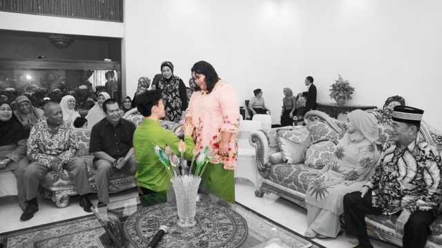Proses lamaran Jun dan Nanda. (Foto: Instagram: @Vernandaputri)