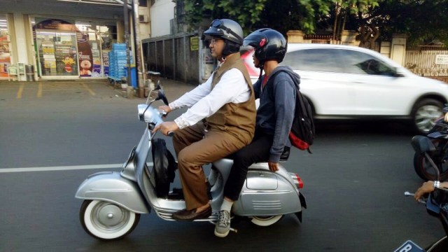 Anies mengendarai Vespa. (Foto: Wandha Hidayat/kumparan)