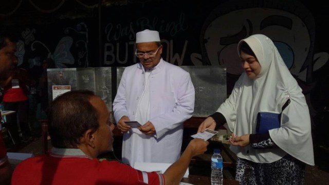 Habib Rizieq dan istri menyerahkan Surat Suara (Foto: Jihad Akbar/kumparan)