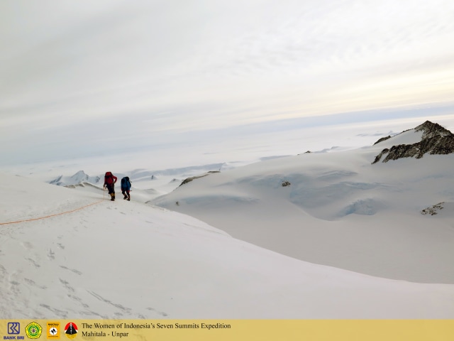 Dua Pendaki Wanita Indonesia Sampai di Puncak Tertinggi Antartika (1)