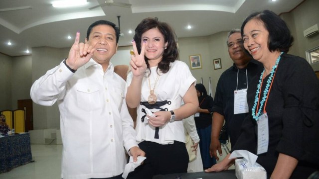 Setya Novanto dan istrinya mendatangi TPS (Foto: Dok. Staf Setya Novanto)