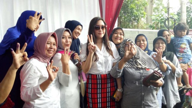 Maia berfoto bersama masyarakat di TPS 12 (Foto: Yurika Kencana/kumparan)