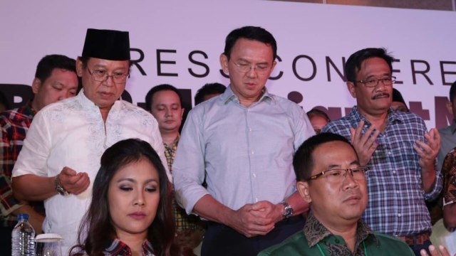 Tim pemenangan Ahok-Djarot berdoa. (Foto: Fanny Kusumawardhani/kumparan)
