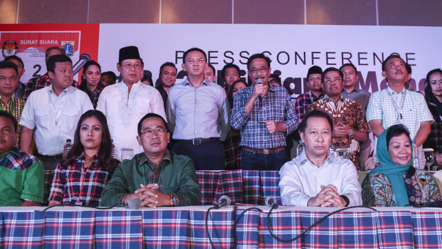 Ahok-Djarot bersama pendukung (Foto: Hafidz Mubarak A/ANTARA)