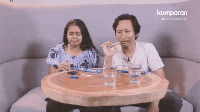 Menjajal siwak. (Foto: Ridho Robby/kumparan)