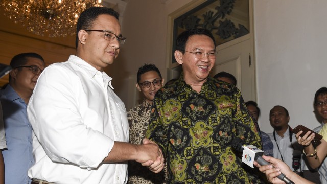 Anies bertemu dengan Ahok di Balai Kota (Foto: ANTARA FOTO/Hafidz Mubarak A.)