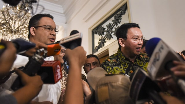 Ahok bertemu dengan Anies di Balai Kota (Foto: ANTARA FOTO/Hafidz Mubarak A.)