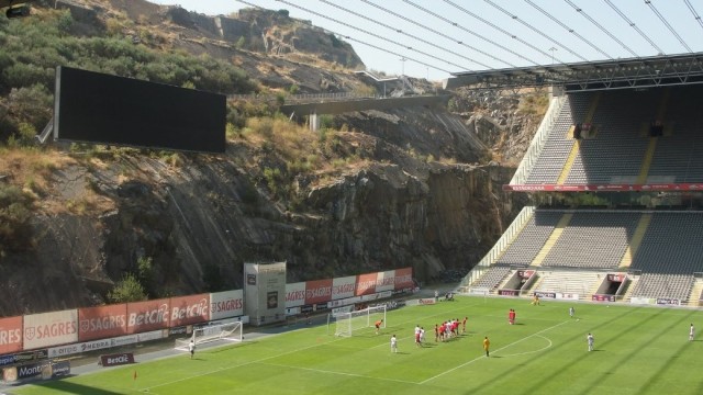 Stadion bertribun tebing di Braga. (Foto: Wikipedia/Eduardo Souto de Moura)