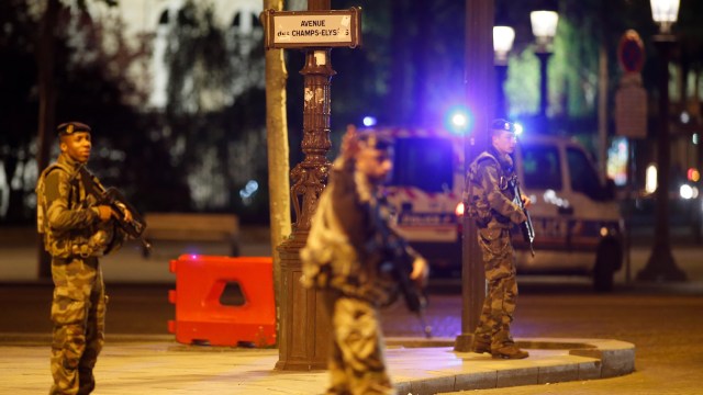 Tentara juga berjaga di TKP penembakan (Foto: REUTERS/Benoit Tessier)