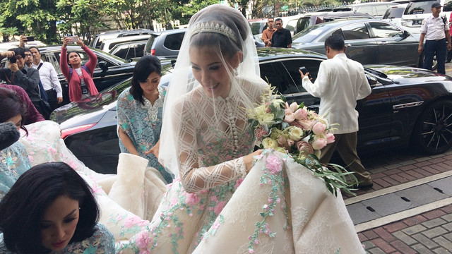 Olga Lydia tampil menawan di hari pernikahannya (Foto: Iqra Ardini/kumparan)