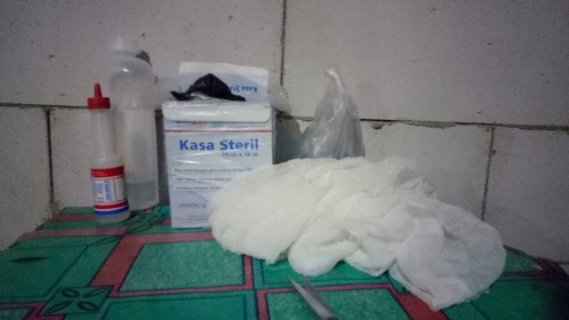 Nenek Solimah mengobati kankernya dengan cuka (Foto: Anggi Dwiky/kumparan)