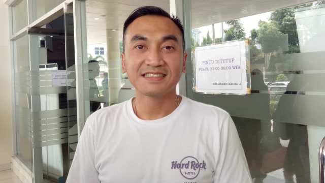 Rico Ceper menjenguk Jupe. (Foto: Prabarini Kartika/kumparan)