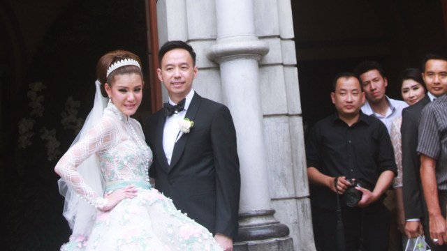 Olga dan Aris usai pemberkatan pernikahannya. (Foto: Munady Widjaja)