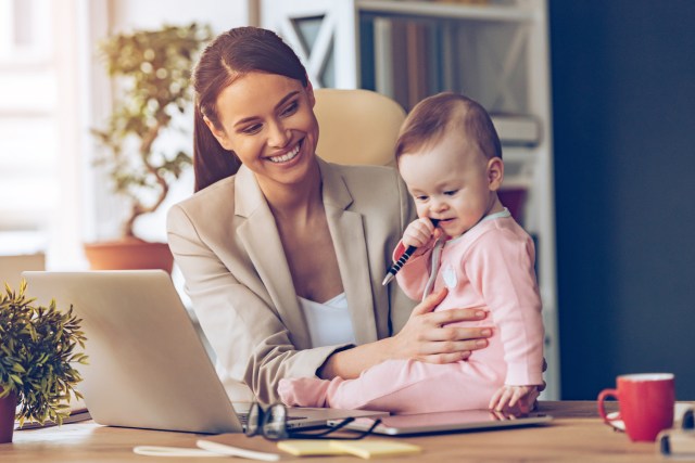 Ilustrasi ibu yang bekerja dengan anaknya (Foto: Thinkstock)