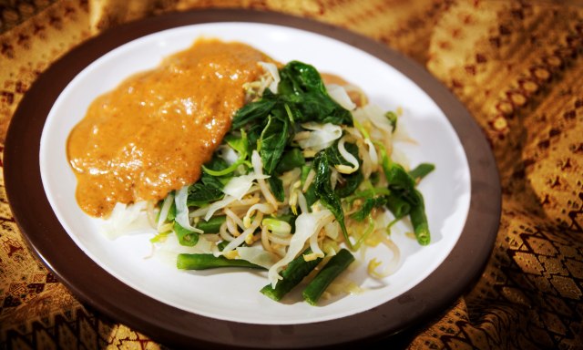 Pecel polos. (Foto: Dok. gudegmalioboro.com)